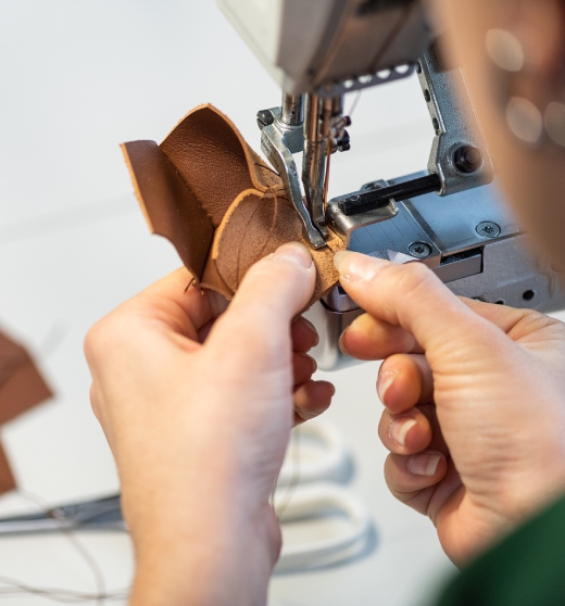 Travailleur du cuir chez Bourgeois & Cie